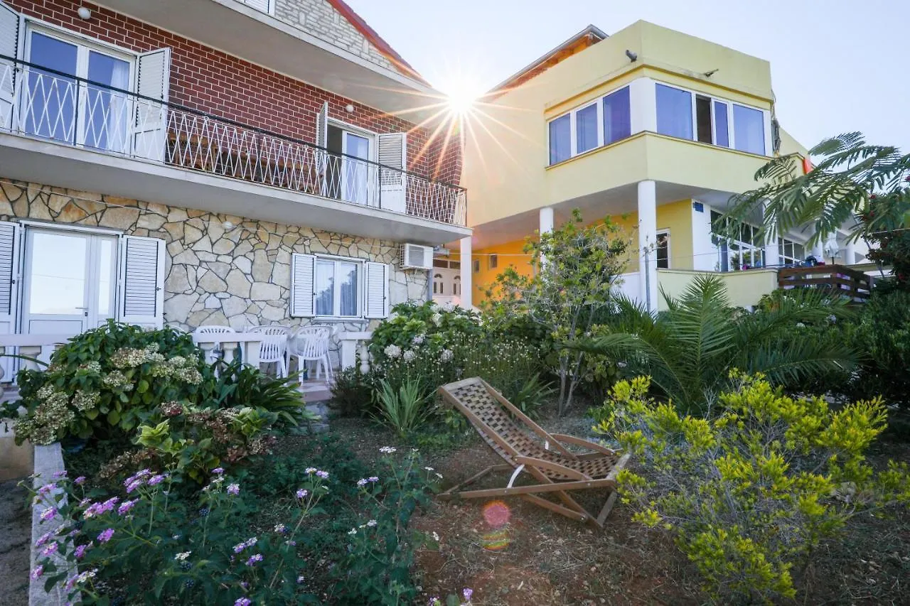 Beachfront 5Br Home Victoria Kukljica Holiday home