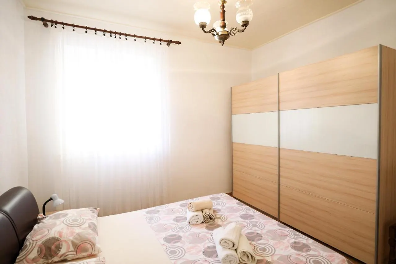 Holiday home Beachfront 5Br Home Victoria Kukljica