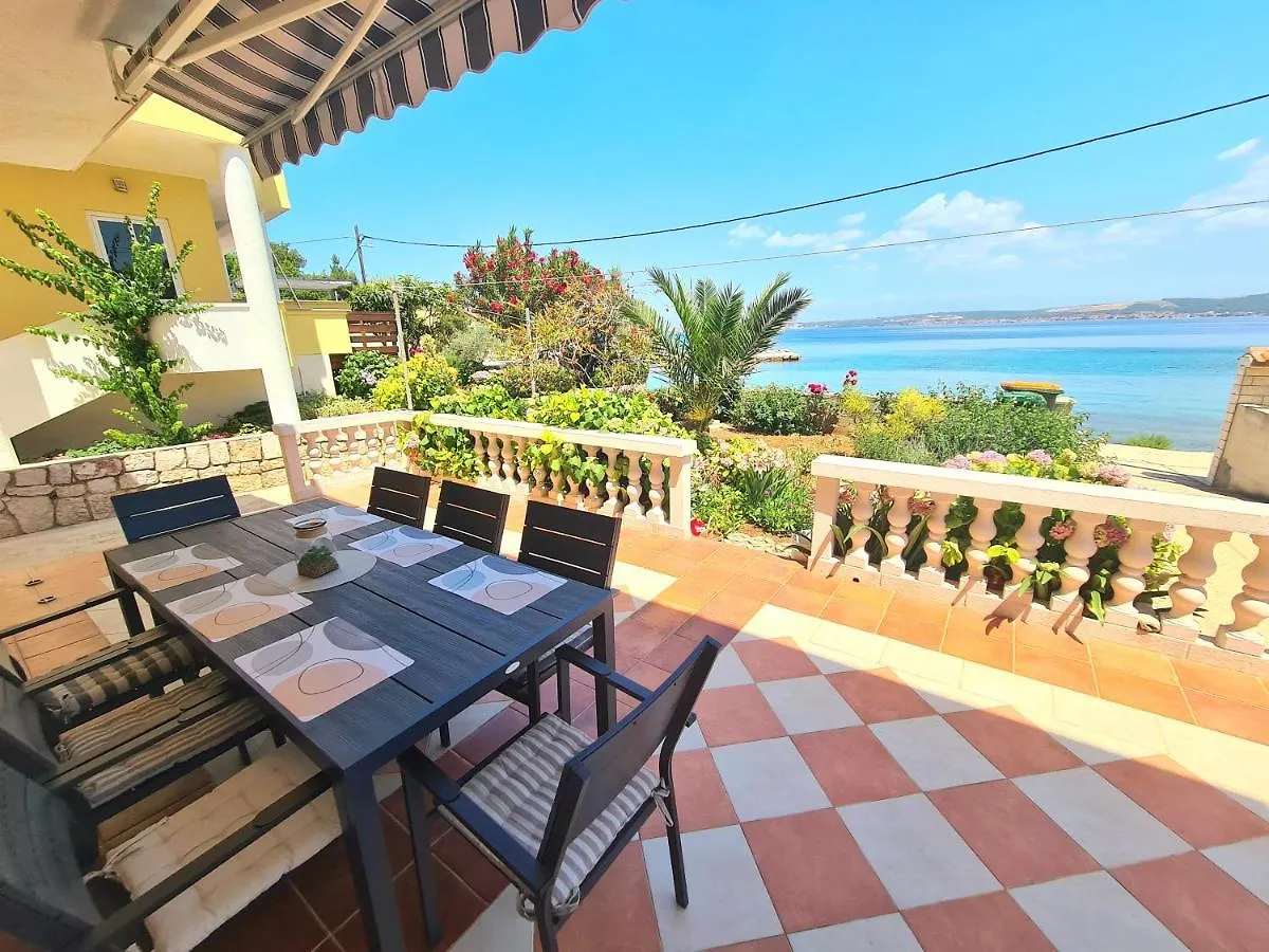 Beachfront 5Br Home Victoria Kukljica