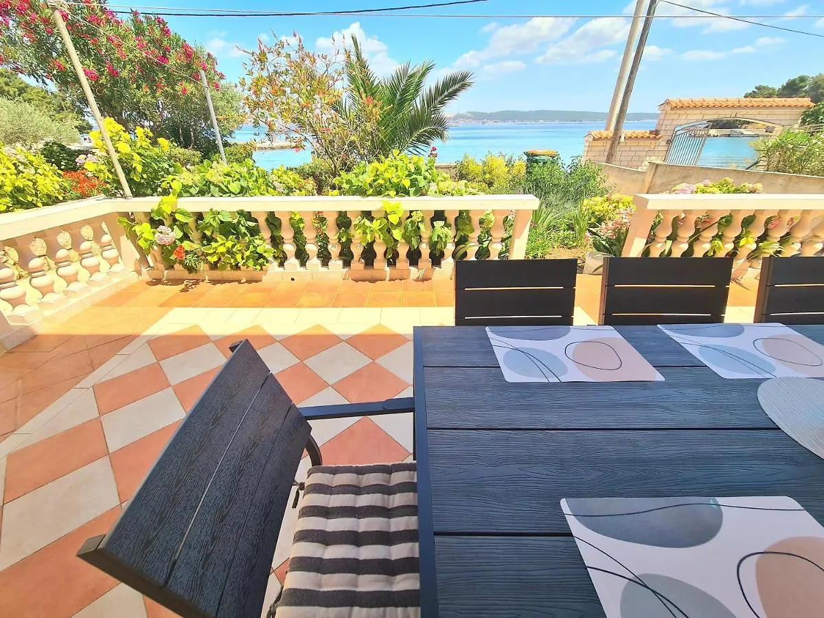 Holiday home Beachfront 5Br Home Victoria Kukljica