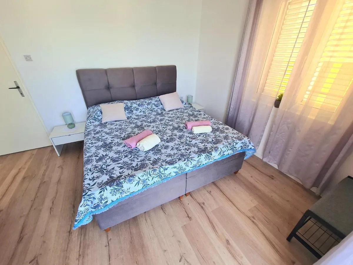 Beachfront 5Br Home Victoria Kukljica Holiday home