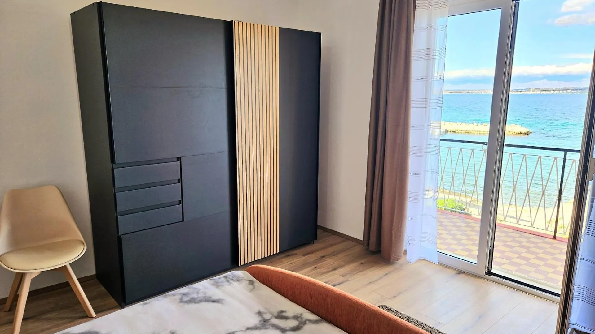 Beachfront 5Br Home Victoria Kukljica Holiday home